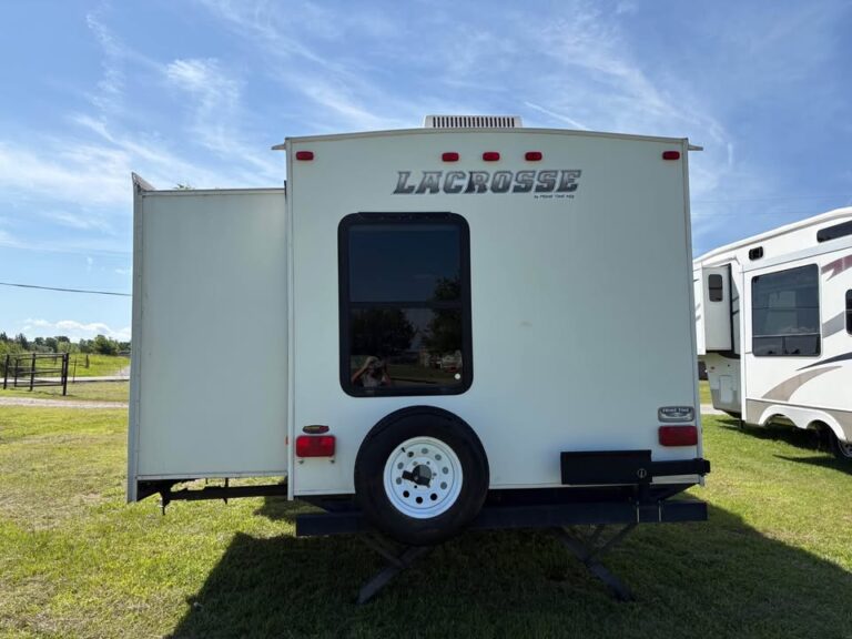 excellent Used 2013 Prime Time RV Lacrosse 318BHS on sale - gallery image 4 available at Glenpool Camper Sales near Tulsa