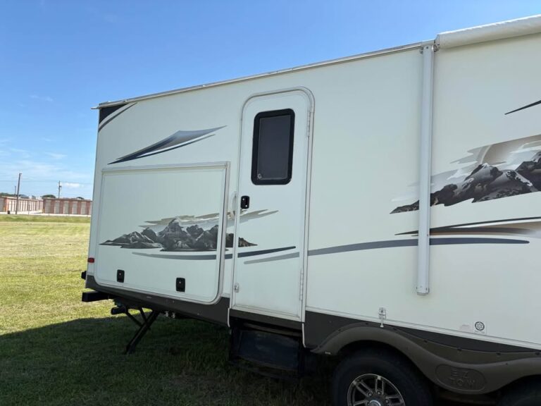 Used 2013 Prime Time RV Lacrosse 318BHS for sale by dealer - gallery image 5 sold by Glenpool Camper Sales near Tulsa