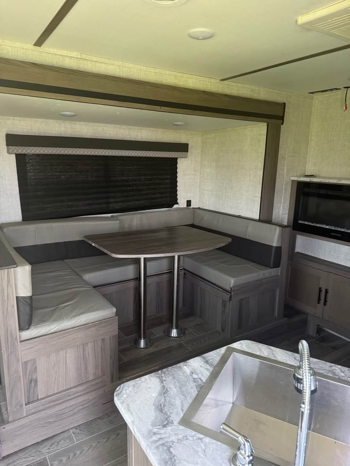 pristine Used 2022 Gulf Stream Innsbruck 24RLS ready for delivery - gallery image 6 from Glenpool Camper Sales Glenpool OK