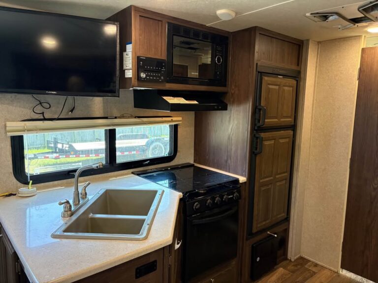 Used 2017 Forest River Rockwood Mini Lite 3507S dealer inventory - gallery image 7 stocked at Glenpool Camper Sales Glenpool OK
