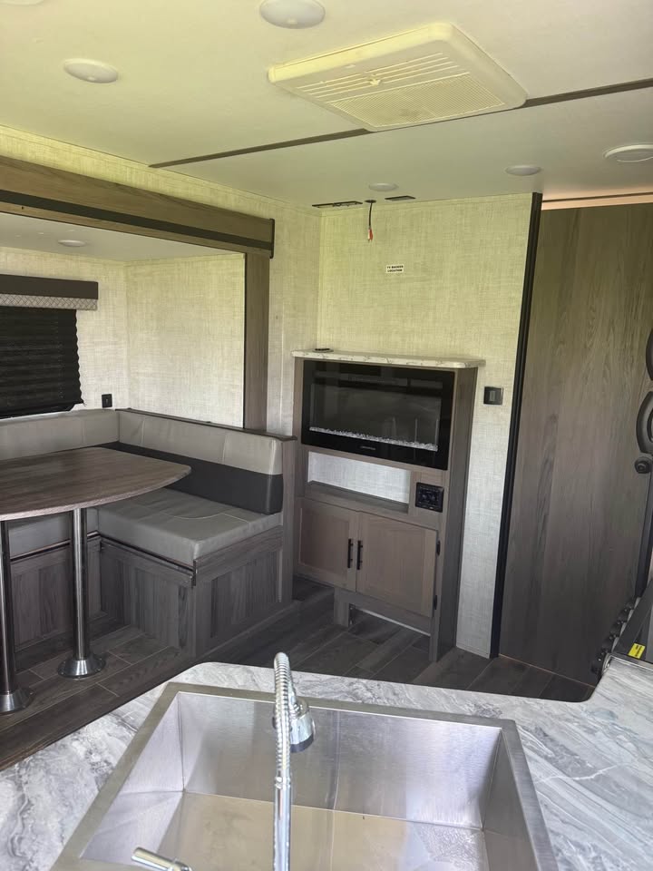 Used 2022 Gulf Stream Innsbruck 24RLS dealer inventory - gallery image 7 stocked at Glenpool Camper Sales Glenpool OK