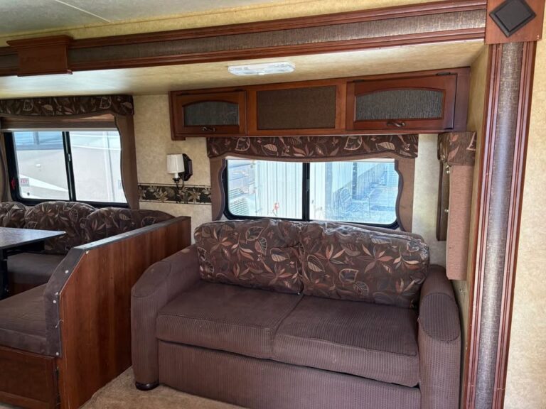 Used 2013 Prime Time RV Lacrosse 318BHS dealer inventory - gallery image 7 stocked at Glenpool Camper Sales near Tulsa