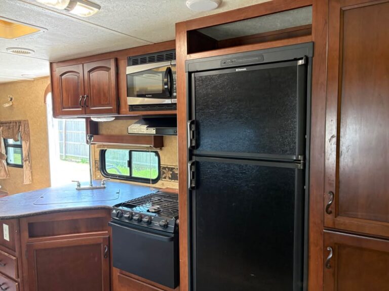 well-maintained Used 2013 Prime Time RV Lacrosse 318BHS priced to sell - gallery image 8 offered by Glenpool Camper Sales near Tulsa