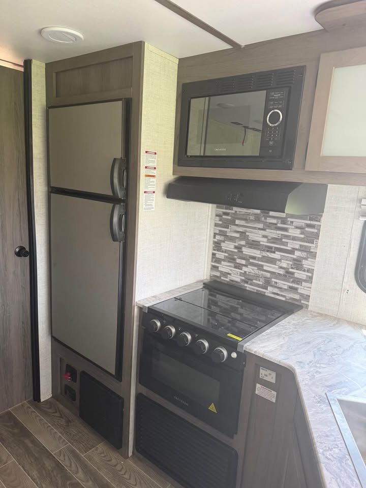 Used 2022 Gulf Stream Innsbruck 24RLS dealership special - gallery image 9 featured at Glenpool Camper Sales Glenpool OK