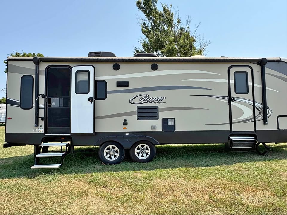 family-friendly Used 2018 Keystone Cougar 28RLS main photo at Glenpool Camper Sales Glenpool OK