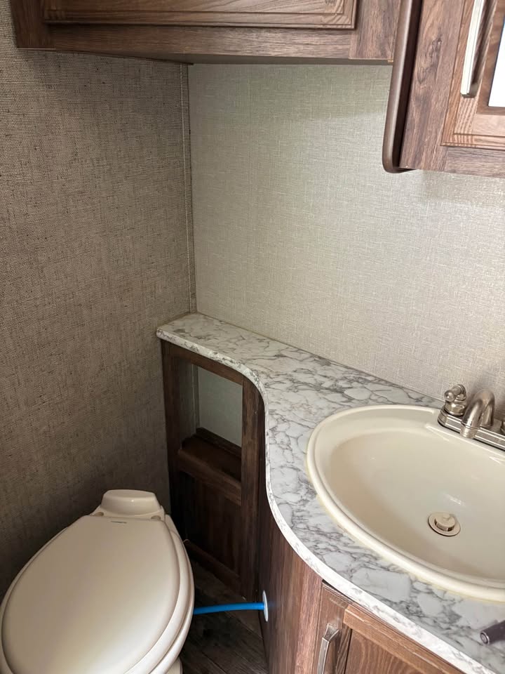 Used 2018 Keystone Cougar 28RLS Glenpool inventory - gallery image 13 featured at Glenpool Camper Sales Glenpool OK