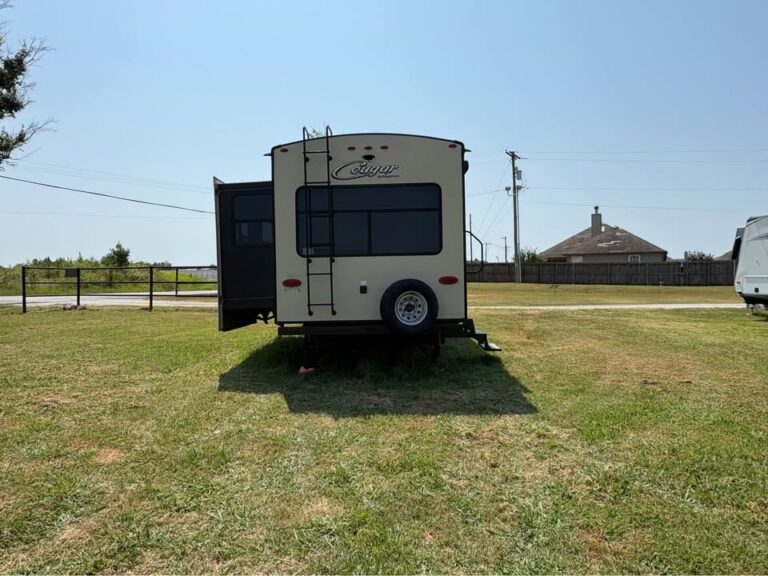 excellent Used 2018 Keystone Cougar 28RLS on sale - gallery image 4 available at Glenpool Camper Sales Glenpool OK