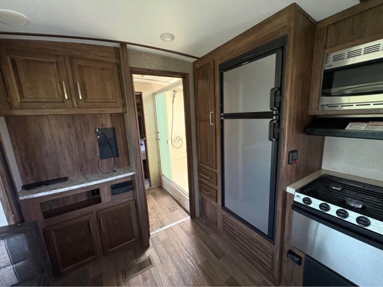 pristine Used 2018 Keystone Cougar 28RLS ready for delivery - gallery image 6 from Glenpool Camper Sales Glenpool OK