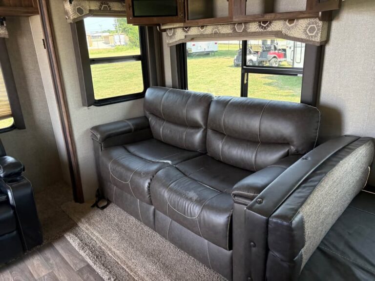 Used 2018 Keystone Cougar 28RLS dealer inventory - gallery image 7 stocked at Glenpool Camper Sales Glenpool OK