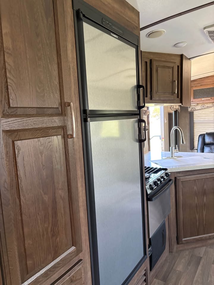 well-maintained Used 2018 Keystone Cougar 28RLS priced to sell - gallery image 8 offered by Glenpool Camper Sales Glenpool OK