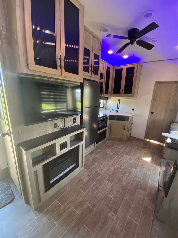 excellent Used 2022 Forest River Cherokee Arctic Wolf 287BH on sale - gallery image 4 available at Glenpool Camper Sales Glenpool OK