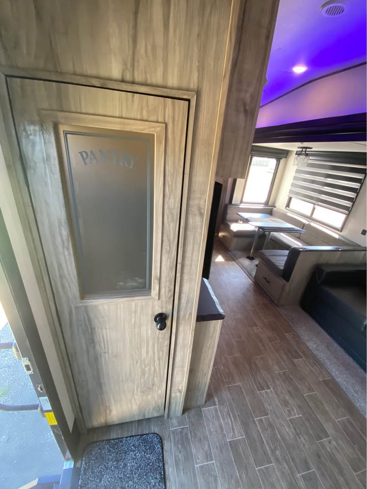 Used 2022 Forest River Cherokee Arctic Wolf 287BH for sale by dealer - gallery image 5 sold by Glenpool Camper Sales Glenpool OK
