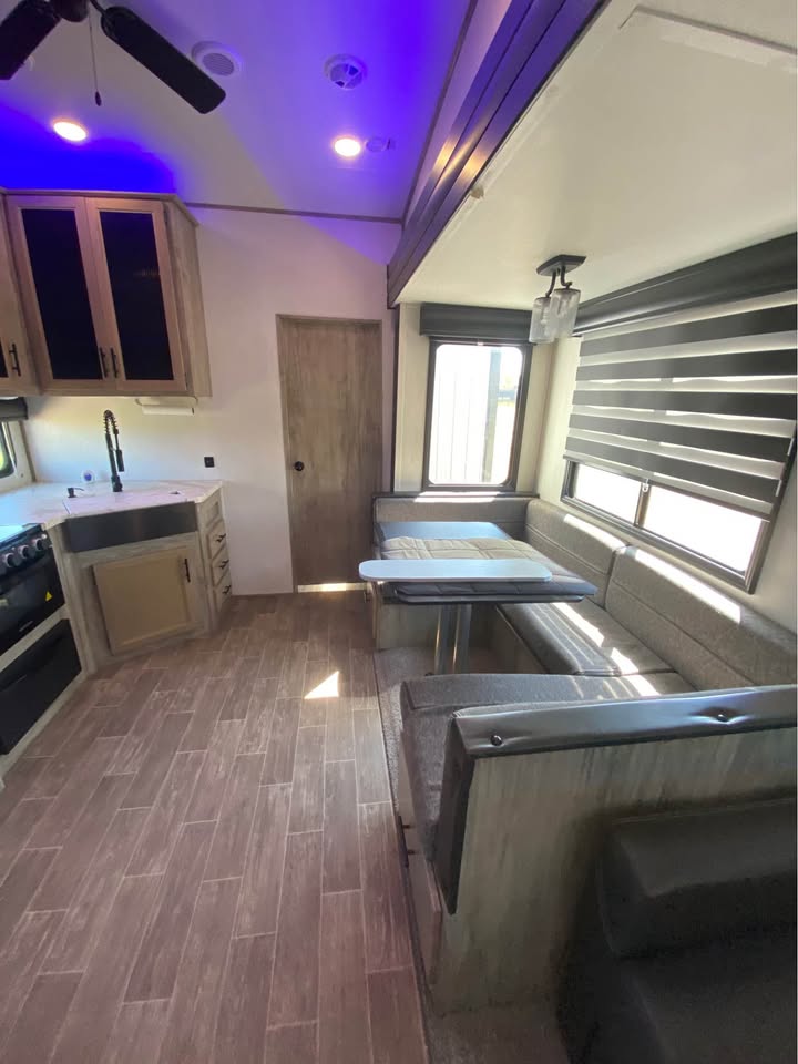 pristine Used 2022 Forest River Cherokee Arctic Wolf 287BH ready for delivery - gallery image 6 from Glenpool Camper Sales Glenpool OK