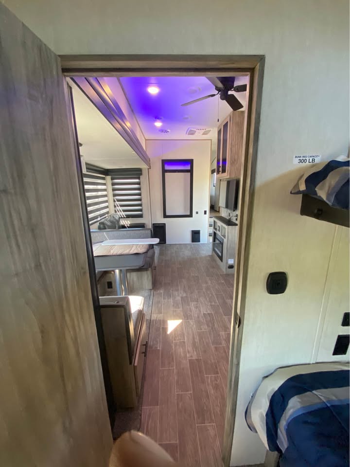 Used 2022 Forest River Cherokee Arctic Wolf 287BH dealer inventory - gallery image 7 stocked at Glenpool Camper Sales Glenpool OK