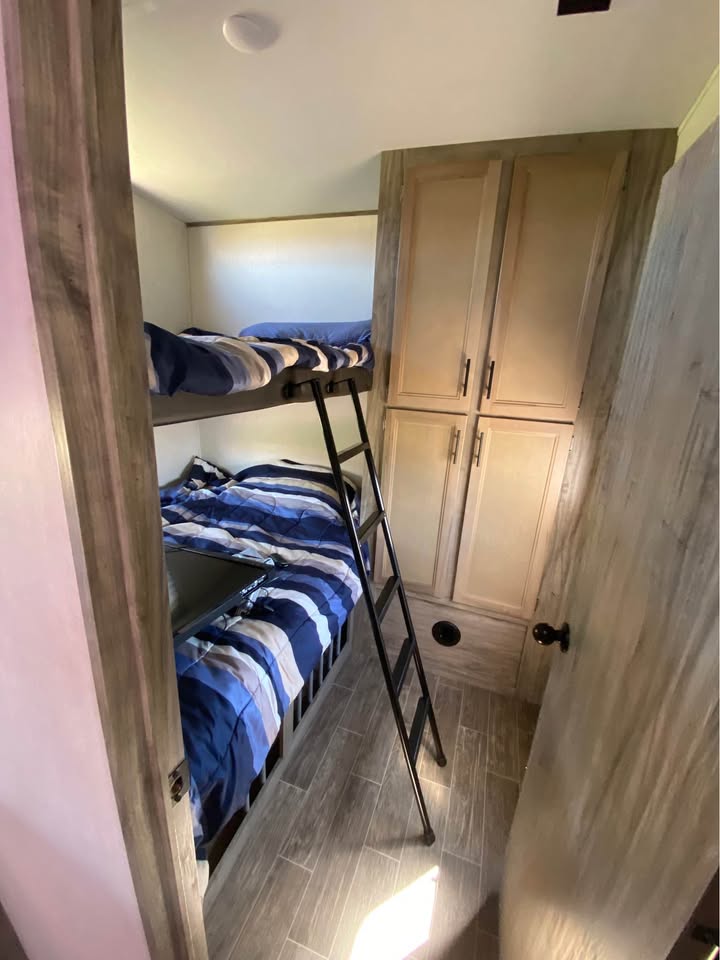 well-maintained Used 2022 Forest River Cherokee Arctic Wolf 287BH priced to sell - gallery image 8 offered by Glenpool Camper Sales Glenpool OK