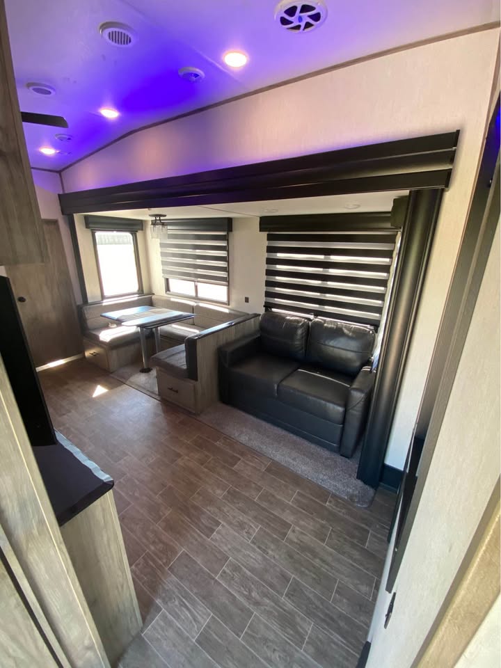 Used 2022 Forest River Cherokee Arctic Wolf 287BH in stock - gallery image 3 located in Glenpool Camper Sales Glenpool OK