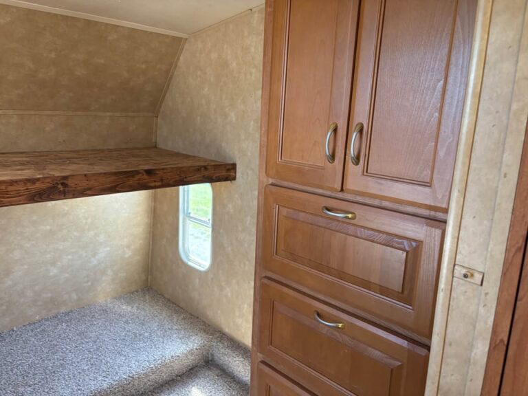 Used 2007 Forest River Wildcat 32QBSS dealership special - gallery image 9 featured at Glenpool Camper Sales near Tulsa