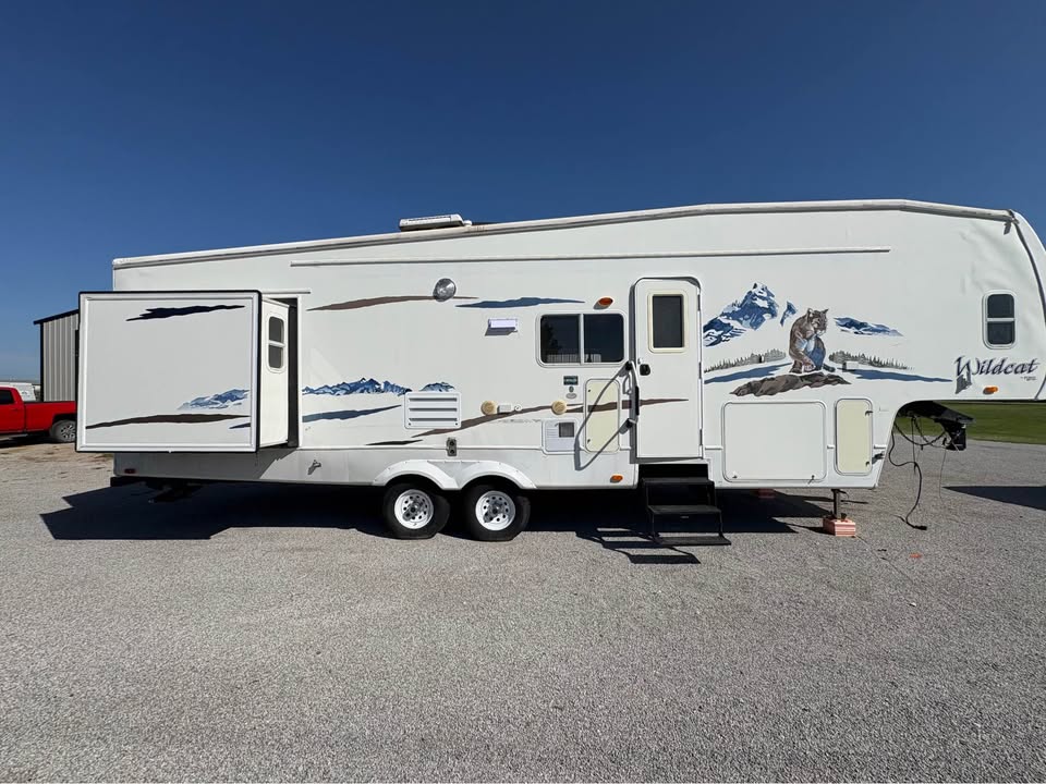 comfortable Used 2007 Forest River Wildcat 32QBSS main photo at Glenpool Camper Sales near Tulsa