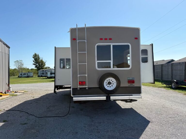Used 2007 Forest River Wildcat 32QBSS in stock - gallery image 3 located in Glenpool Camper Sales near Tulsa
