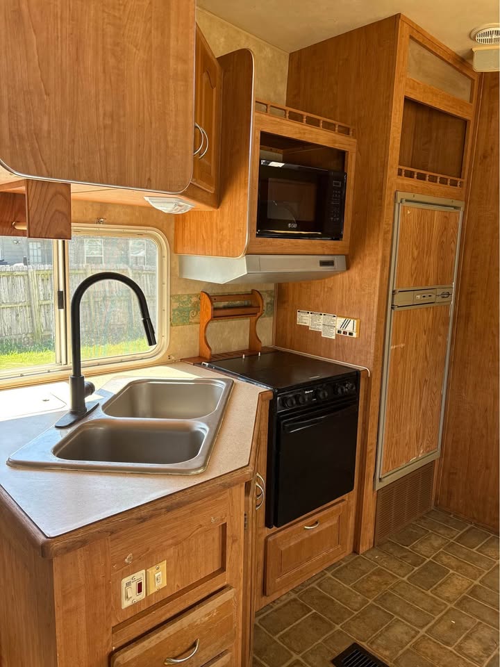 excellent Used 2007 Forest River Wildcat 32QBSS on sale - gallery image 4 available at Glenpool Camper Sales near Tulsa